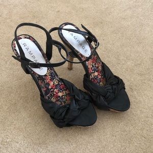 Black twisted summer heel.